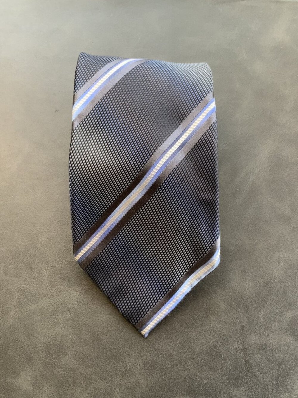 100% Silk Pronto Uomo Necktie. 56"